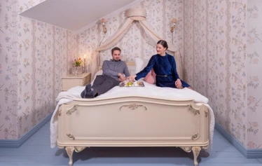 Suvituuli - Romanttista tunnelmaa kartanon päätalon toisen kerroksen majoitushuoneessa