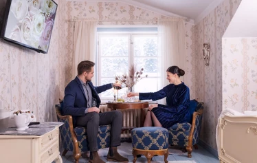 Suvituuli - Romanttista tunnelmaa kartanon päätalon toisen kerroksen majoitushuoneessa