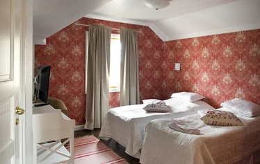 Suvituuli - Romanttista tunnelmaa kartanon päätalon toisen kerroksen majoitushuoneessa