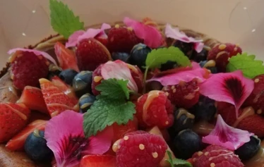 Mustikka-tuorejuustokakku - Mustikka-tuorejuustokakku 12-16 hlö:ä, laktoositon (saa gluteeniton). 46€/kpl. Tilaus 3 vrk ennen hakua.
