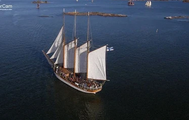 Purjehdusta perinnepuulaivalla