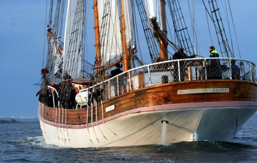 Purjehdusta perinnepuulaivalla