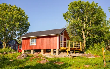 Pääskynpesä - Tämä mökki on pienen lehtometsän vierellä. Siellä asustaa useita lintuja esimerkiksi satakieli ja lepinkäinen.