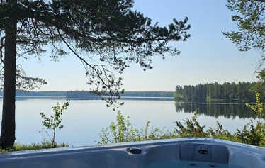 Villa Huilinki Ranualla - Ranualla Villa Huilinki sijaitsee rauhallisella ja luonnonkauniilla paikalla – täydellinen pakopaikka arjesta. Pihapiirissä odottaa tunnelmallinen ulkosauna porealtaalla rentoutumiseen, ja perheen pienimmille iloa tuo oma leikkimökki.