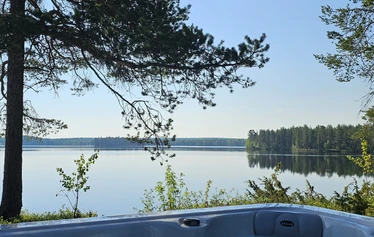 Villa Huilinki Ranualla - Ranualla Villa Huilinki sijaitsee rauhallisella ja luonnonkauniilla paikalla – täydellinen pakopaikka arjesta. Pihapiirissä odottaa tunnelmallinen ulkosauna porealtaalla rentoutumiseen, ja perheen pienimmille iloa tuo oma leikkimökki.