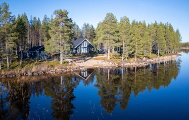 Villa Huilinki Ranualla - Ranualla Villa Huilinki sijaitsee rauhallisella ja luonnonkauniilla paikalla – täydellinen pakopaikka arjesta. Pihapiirissä odottaa tunnelmallinen ulkosauna porealtaalla rentoutumiseen, ja perheen pienimmille iloa tuo oma leikkimökki.