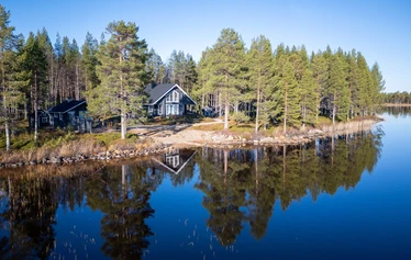 Villa Huilinki Ranualla - Ranualla Villa Huilinki sijaitsee rauhallisella ja luonnonkauniilla paikalla – täydellinen pakopaikka arjesta. Pihapiirissä odottaa tunnelmallinen ulkosauna porealtaalla rentoutumiseen, ja perheen pienimmille iloa tuo oma leikkimökki.