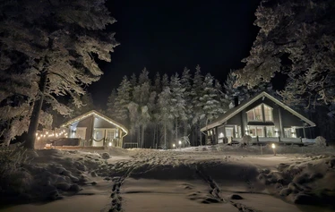 Villa Huilinki Ranualla - Ranualla Villa Huilinki sijaitsee rauhallisella ja luonnonkauniilla paikalla – täydellinen pakopaikka arjesta. Pihapiirissä odottaa tunnelmallinen ulkosauna porealtaalla rentoutumiseen, ja perheen pienimmille iloa tuo oma leikkimökki.