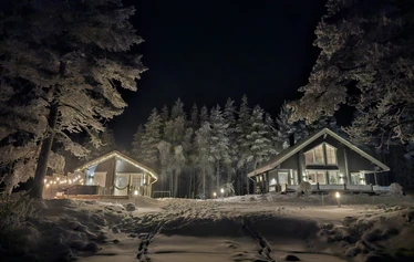 Villa Huilinki Ranualla - Ranualla Villa Huilinki sijaitsee rauhallisella ja luonnonkauniilla paikalla – täydellinen pakopaikka arjesta. Pihapiirissä odottaa tunnelmallinen ulkosauna porealtaalla rentoutumiseen, ja perheen pienimmille iloa tuo oma leikkimökki.