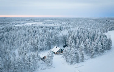 Villa Huilinki Ranualla - Ranualla Villa Huilinki sijaitsee rauhallisella ja luonnonkauniilla paikalla – täydellinen pakopaikka arjesta. Pihapiirissä odottaa tunnelmallinen ulkosauna porealtaalla rentoutumiseen, ja perheen pienimmille iloa tuo oma leikkimökki.