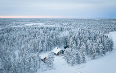 Villa Huilinki Ranualla - Ranualla Villa Huilinki sijaitsee rauhallisella ja luonnonkauniilla paikalla – täydellinen pakopaikka arjesta. Pihapiirissä odottaa tunnelmallinen ulkosauna porealtaalla rentoutumiseen, ja perheen pienimmille iloa tuo oma leikkimökki.
