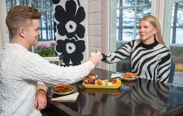 Villa Huilinki Ranualla - Ranualla Villa Huilinki sijaitsee rauhallisella ja luonnonkauniilla paikalla – täydellinen pakopaikka arjesta. Pihapiirissä odottaa tunnelmallinen ulkosauna porealtaalla rentoutumiseen, ja perheen pienimmille iloa tuo oma leikkimökki.
