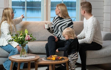 Villa Huilinki Ranualla - Ranualla Villa Huilinki sijaitsee rauhallisella ja luonnonkauniilla paikalla – täydellinen pakopaikka arjesta. Pihapiirissä odottaa tunnelmallinen ulkosauna porealtaalla rentoutumiseen, ja perheen pienimmille iloa tuo oma leikkimökki.