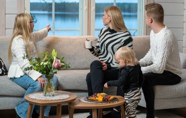 Villa Huilinki Ranualla - Ranualla Villa Huilinki sijaitsee rauhallisella ja luonnonkauniilla paikalla – täydellinen pakopaikka arjesta. Pihapiirissä odottaa tunnelmallinen ulkosauna porealtaalla rentoutumiseen, ja perheen pienimmille iloa tuo oma leikkimökki.