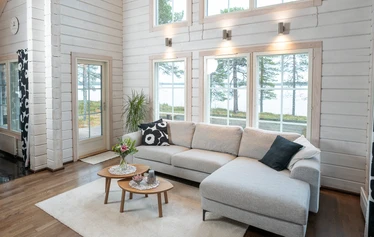 Villa Huilinki Ranualla - Ranualla Villa Huilinki sijaitsee rauhallisella ja luonnonkauniilla paikalla – täydellinen pakopaikka arjesta. Pihapiirissä odottaa tunnelmallinen ulkosauna porealtaalla rentoutumiseen, ja perheen pienimmille iloa tuo oma leikkimökki.