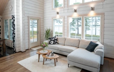 Villa Huilinki Ranualla - Ranualla Villa Huilinki sijaitsee rauhallisella ja luonnonkauniilla paikalla – täydellinen pakopaikka arjesta. Pihapiirissä odottaa tunnelmallinen ulkosauna porealtaalla rentoutumiseen, ja perheen pienimmille iloa tuo oma leikkimökki.