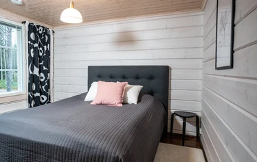 Villa Huilinki Ranualla - Ranualla Villa Huilinki sijaitsee rauhallisella ja luonnonkauniilla paikalla – täydellinen pakopaikka arjesta. Pihapiirissä odottaa tunnelmallinen ulkosauna porealtaalla rentoutumiseen, ja perheen pienimmille iloa tuo oma leikkimökki.