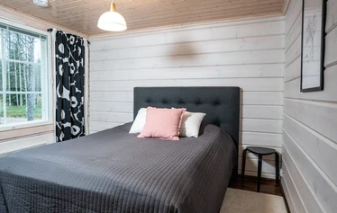 Villa Huilinki Ranualla - Ranualla Villa Huilinki sijaitsee rauhallisella ja luonnonkauniilla paikalla – täydellinen pakopaikka arjesta. Pihapiirissä odottaa tunnelmallinen ulkosauna porealtaalla rentoutumiseen, ja perheen pienimmille iloa tuo oma leikkimökki.