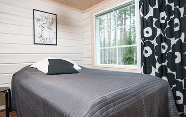 Villa Huilinki Ranualla - Ranualla Villa Huilinki sijaitsee rauhallisella ja luonnonkauniilla paikalla – täydellinen pakopaikka arjesta. Pihapiirissä odottaa tunnelmallinen ulkosauna porealtaalla rentoutumiseen, ja perheen pienimmille iloa tuo oma leikkimökki.