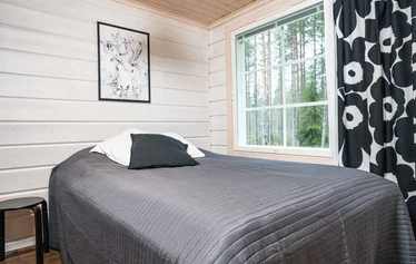 Villa Huilinki Ranualla - Ranualla Villa Huilinki sijaitsee rauhallisella ja luonnonkauniilla paikalla – täydellinen pakopaikka arjesta. Pihapiirissä odottaa tunnelmallinen ulkosauna porealtaalla rentoutumiseen, ja perheen pienimmille iloa tuo oma leikkimökki.
