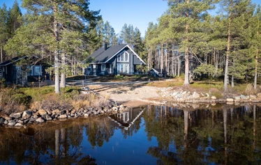 Villa Huilinki Ranualla - Ranualla Villa Huilinki sijaitsee rauhallisella ja luonnonkauniilla paikalla – täydellinen pakopaikka arjesta. Pihapiirissä odottaa tunnelmallinen ulkosauna porealtaalla rentoutumiseen, ja perheen pienimmille iloa tuo oma leikkimökki.