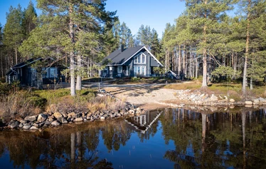 Villa Huilinki Ranualla - Ranualla Villa Huilinki sijaitsee rauhallisella ja luonnonkauniilla paikalla – täydellinen pakopaikka arjesta. Pihapiirissä odottaa tunnelmallinen ulkosauna porealtaalla rentoutumiseen, ja perheen pienimmille iloa tuo oma leikkimökki.