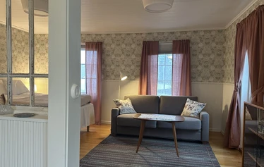 Huoneisto - Huoneistossa 180 cm parivuode ja 140 cm vuodesohva. 
Oma uloskäynti terassille ja puutarhaan.