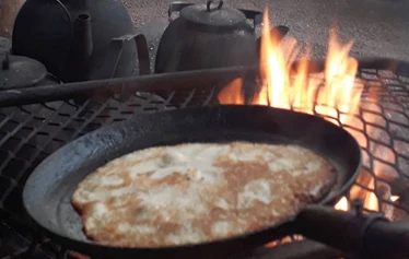 Sarvikota - Lappi lähempänä kuin luuletkaan - Sarvikota sijaistsee Mäntsälässä Mustijoen rannlla alle tunnin matkan päässä Helsingin ytimestä, Lahden hyppytorneilta, Hämeenlinnan muureilta ja Porvoon Wanhasta kaupungista. Sarvkota on suuri, bussilastillinen mahtuu kotaan helposti.