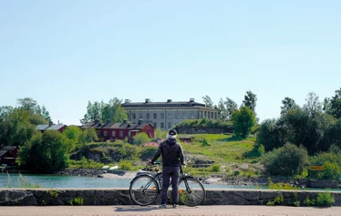 Kaivopuisto district with a bike. - Picture © Helsinki Partners | Beatrice Bucht