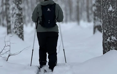 Liukulumikenkäilyopas etenee kauniissa talvisissa maisemissa Oulussa