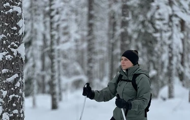Liukulumikenkäilyopas etenee kauniissa talvisissa maisemissa Oulussa