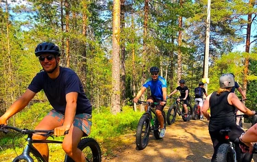 Fatbike | Nuuksio | FoRestful - Ryhmä poseeraa tiimipäivän fatbikeretkellä.