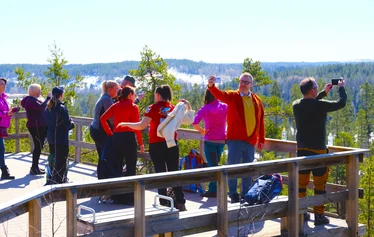 Mobiiliseikkailu | Tiimiaktiviteetti | FoRestful - Ryhmä mobiiliseikkailun rastipisteellä Nuuksion kansallinpuistossa.