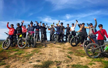 Fatbike | Nuuksio | FoRestful - Ryhmä poseeraa tiimipäivän fatbikeretkellä.