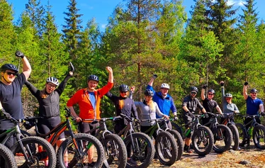Fatbike | Nuuksio | FoRestful - Ryhmä poseeraa tiimipäivän fatbikeretkellä.