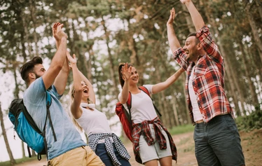 Rastihaaste | Tiimiaktiviteetti | FoRestful - Osallistujat virittämässä katapultteja tiimipäivän aktviteetissa.