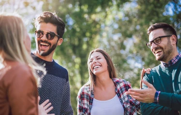 Rastihaaste | Tiimiaktiviteetti | FoRestful - Osallistujat virittämässä katapultteja tiimipäivän aktviteetissa.