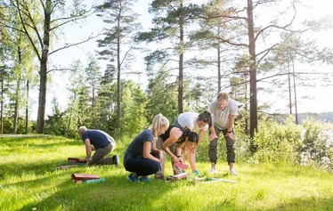 Rastihaaste | Tiimiaktiviteetti | FoRestful - Osallistujat virittämässä katapultteja tiimipäivän aktviteetissa.