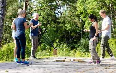 Rastihaaste | Tiimiaktiviteetti | FoRestful - Osallistujat virittämässä katapultteja tiimipäivän aktviteetissa.