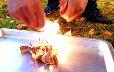 Primitiivikisat | Tiimiaktiviteetti | FoRestful - Osallistujat virittämässä katapultteja tiimipäivän aktviteetissa.