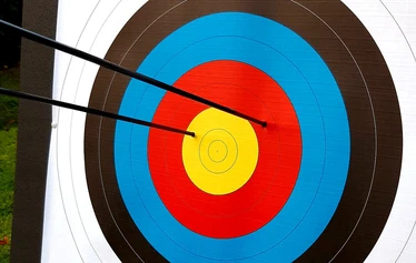 Primitiivikisat | Tiimiaktiviteetti | FoRestful - Osallistujat virittämässä katapultteja tiimipäivän aktviteetissa.