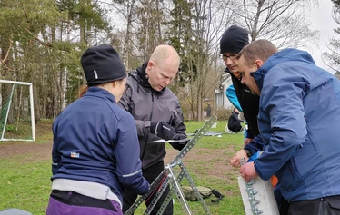 Katapulttikisat | Tiimiaktiviteetti | FoRestful - Osallistujat virittämässä katapultteja tiimipäivän aktviteetissa.