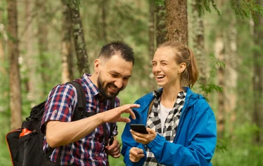 Mobiiliseikkailu | Tiimiaktiviteetti | FoRestful - Ryhmä mobiiliseikkailun rastipisteellä Nuuksion kansallinpuistossa.