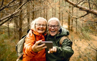 Mobiiliseikkailu | Tiimiaktiviteetti | FoRestful - Ryhmä mobiiliseikkailun rastipisteellä Nuuksion kansallinpuistossa.