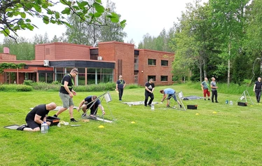 Katapulttikisat | Tiimiaktiviteetti | FoRestful - Osallistujat virittämässä katapultteja tiimipäivän aktviteetissa.