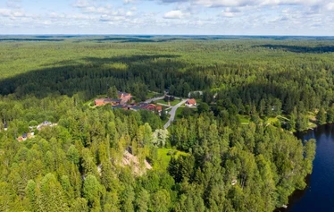 Hotelli Nuuksio - Ilmakuvassa Hotelli Nuuksio ja Nuuksion kansallispuisto