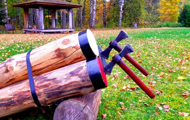 Jousiammuntaa | Tiimiaktiviteetti | FoRestful - Osallistuja tähtäämässä jousella maalitauluun.