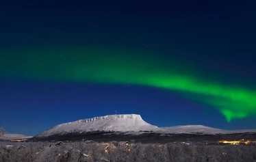 Mt. Saana and Northern Lights. Photo @ Hannu Huovila, Vastavalo / Visit Finland