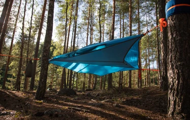 Majoitu mukavasti metsässä - Maa on harvoin tasainen ja kuiva. Puita ja hienoja paikkoja suomessa riittää ja tällä varusteella lähin ranta tai kallioharjanne muuttuu mukavaksi pötköttelypaikaksi huippunäkymin.