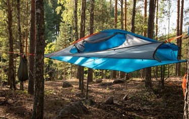 Majoitu mukavasti metsässä - Maa on harvoin tasainen ja kuiva. Puita ja hienoja paikkoja suomessa riittää ja tällä varusteella lähin ranta tai kallioharjanne muuttuu mukavaksi pötköttelypaikaksi huippunäkymin.